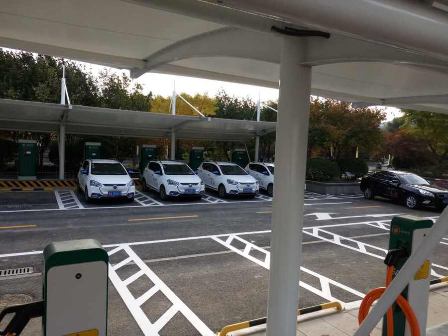 七字型的汽車停車棚，也是汽車蓬里，使用比較多的一款造型