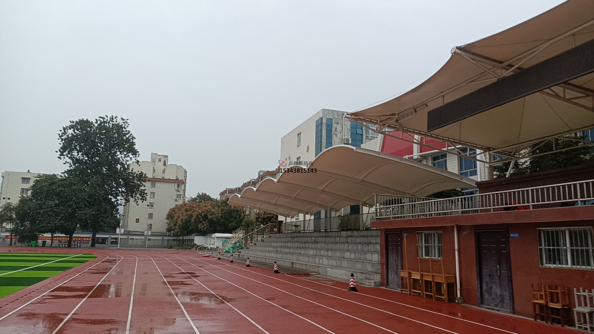 學(xué)校田徑場<font color='red'>膜結(jié)構(gòu)看臺</font>遮陽棚如何選擇材料？不同材料對其性能有何影響？